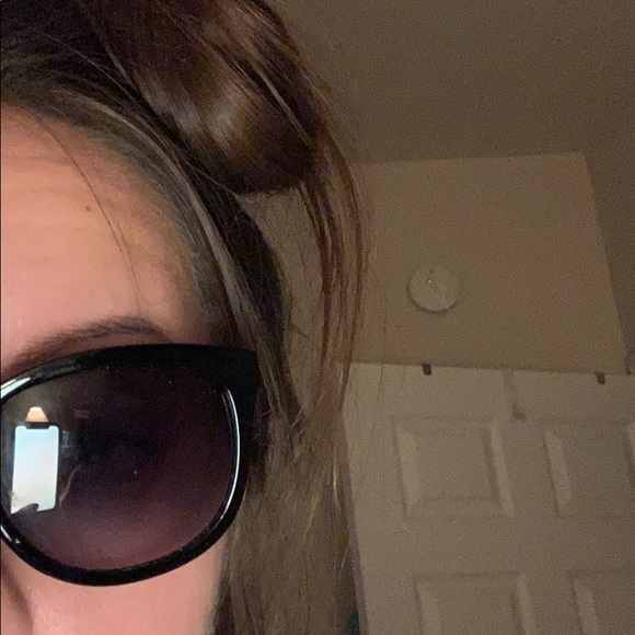 Tommy Hilfiger sunglasses! - Picture 4 of 4